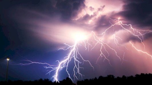 طقس الساعات المقبلة.. الأرصاد تحذر من أمطار رعدية ورياح مثيرة للرمال