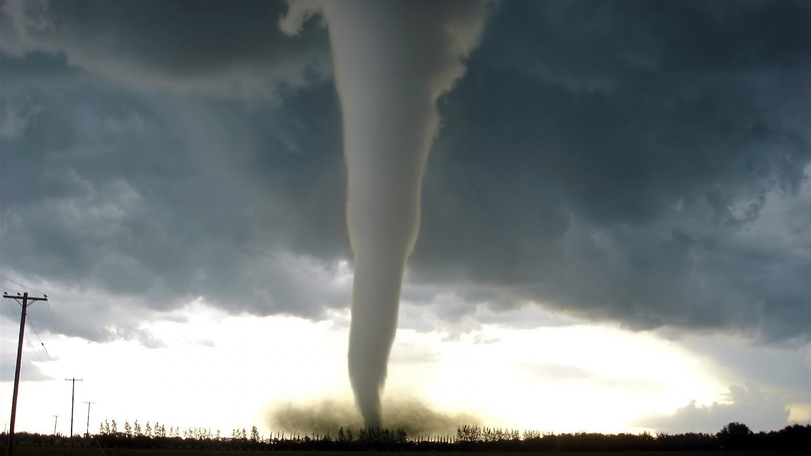 أعاصير مدمرة