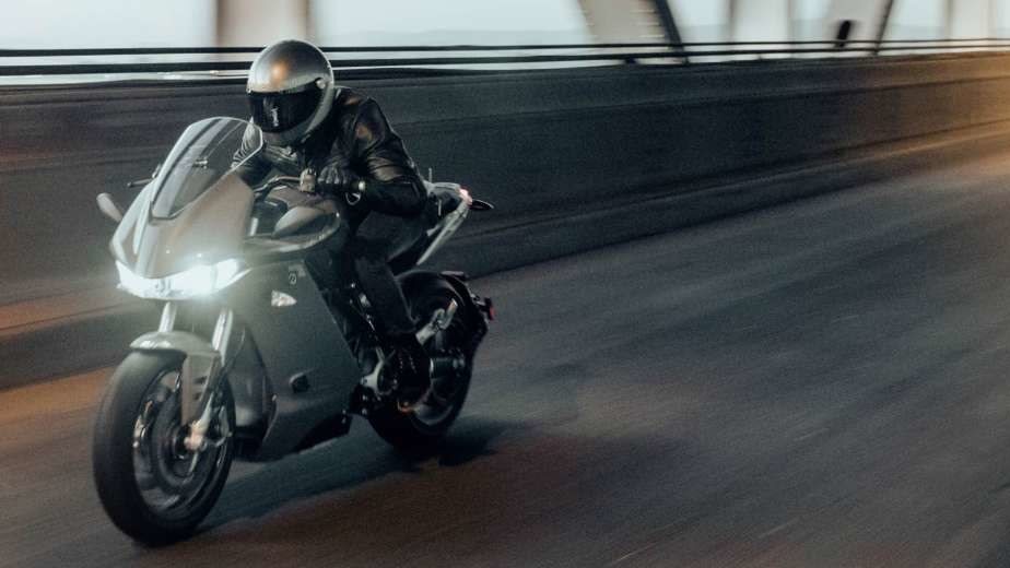 أنظمة متطورة لتقليل حوادث الدراجات النارية