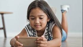 كيف تمنع ابنك من إدمان الموبايل أثناء فترة الدراسة؟