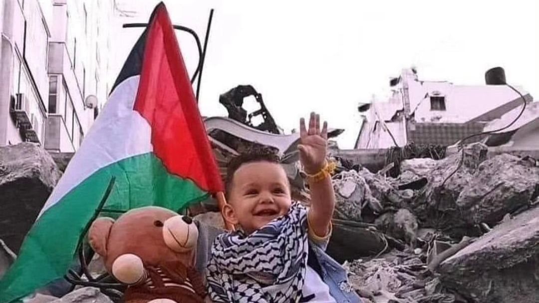 طفل يحمل علم فلسطين