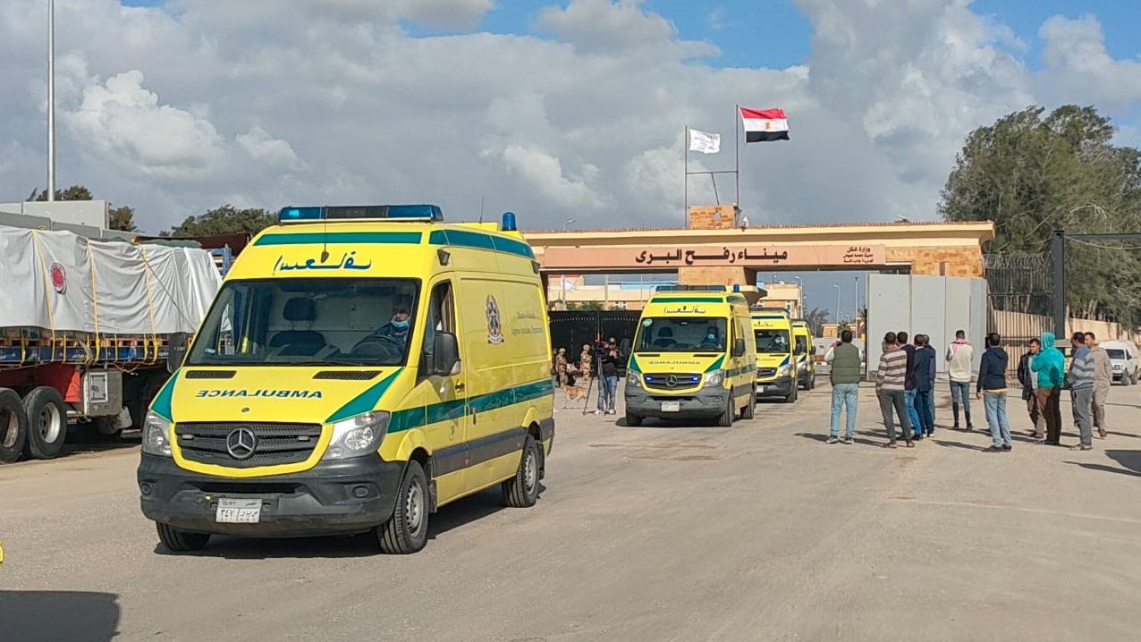 سيارات الإسعاف تنقل الجرحى للعلاج في مصر