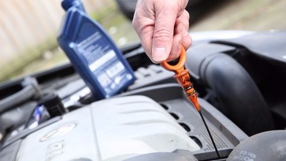 نقص زيت المحرك بالسيارة يؤدي الي كوارث