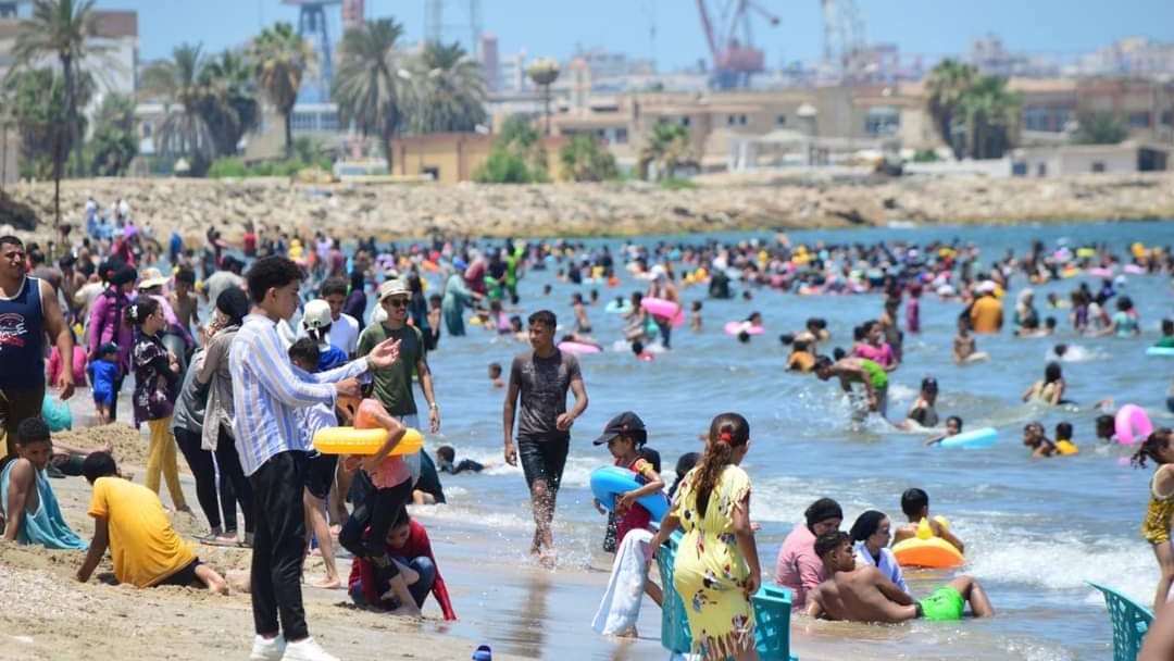 شواطئ بورفؤاد كاملة العدد خلال الصيف