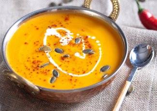 شوربة القرع الأصفر بالجبنة من مطبخ «غادة عاطف»