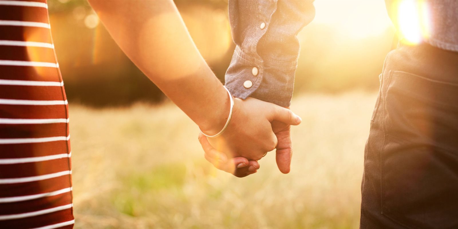 فوائد صحية ونفسية لضم يدين شريك الحياة