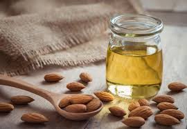 وصفة العسل وزيت اللوز لعلاج الهالات السوداء