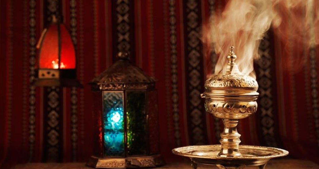 خطيب المسجد النبوي يحذر من البخور وهذا النوع من العطور