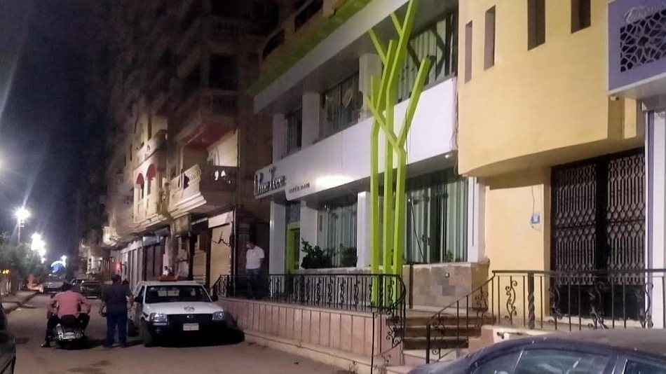 استمرار لجنة المتابعة للتأكيد على غلق المحلات التجارية بالقص