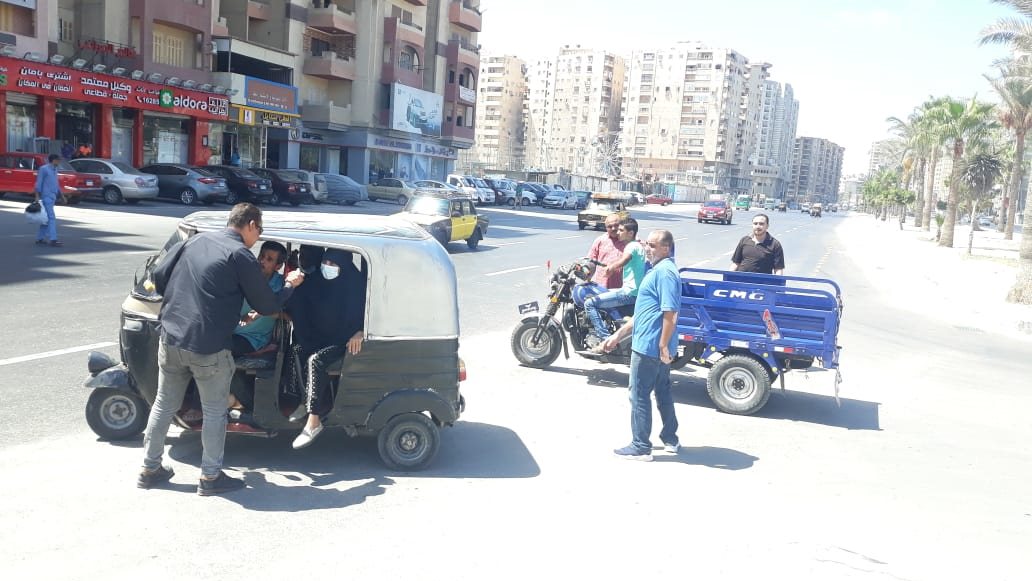 حملات مكثفة على التوكتوك بشوارع الإسكندرية
