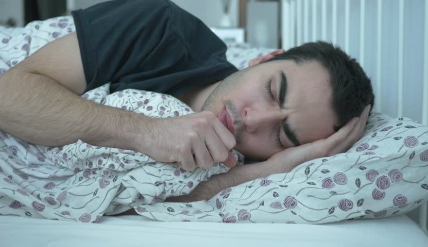 لماذا يزداد السعال في الليل .. 4 طرق للتخلص من الكحة القوية