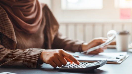 حكم عمل المرأة