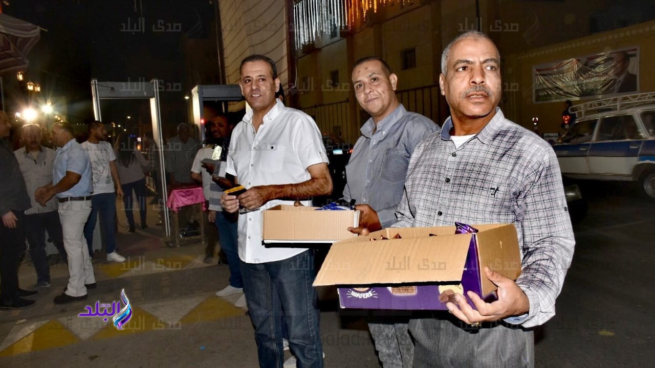 رئيس مدينة الأقصر يوزع الهدايا والحلوى على أطفال الكنائس وال