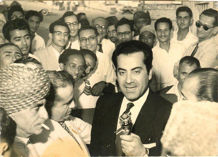 الفنان فريد الأطرش وسط الجمهور