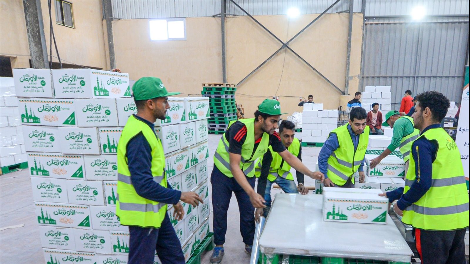 تجهيز كراتين المواد الغذائية لتوزبعها علي الأسر الأولى بالرع