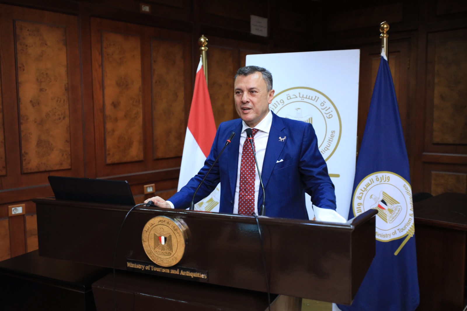 وزير السياحة والآثار 