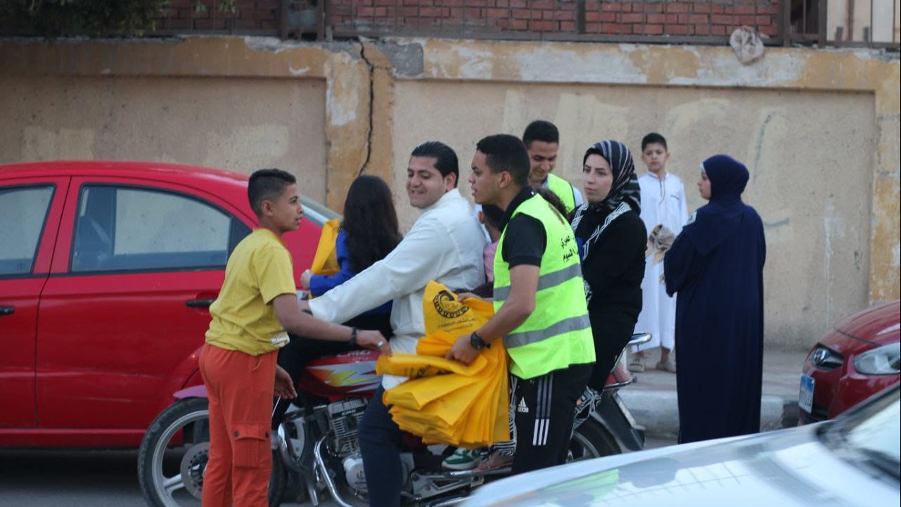 شباب الشعب الجمهورى اثناء توزيع الهدايا على الاطفال