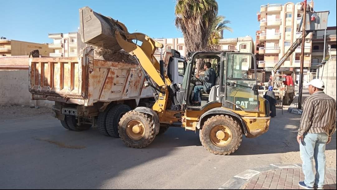 استمرار أعمال النظافة لتحسين البيئة بالعريش 