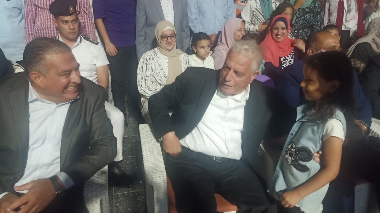 المحافظ يوزع عيديات 