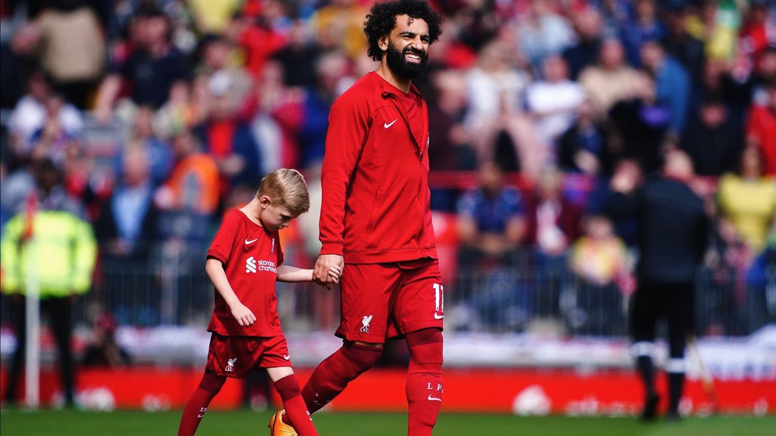 محمد صلاح رفقة نجل جيرارد