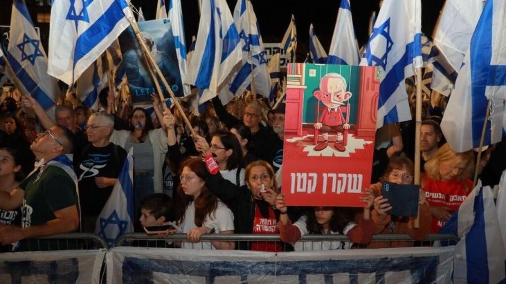 المظاهرات تقلب تل ابيب