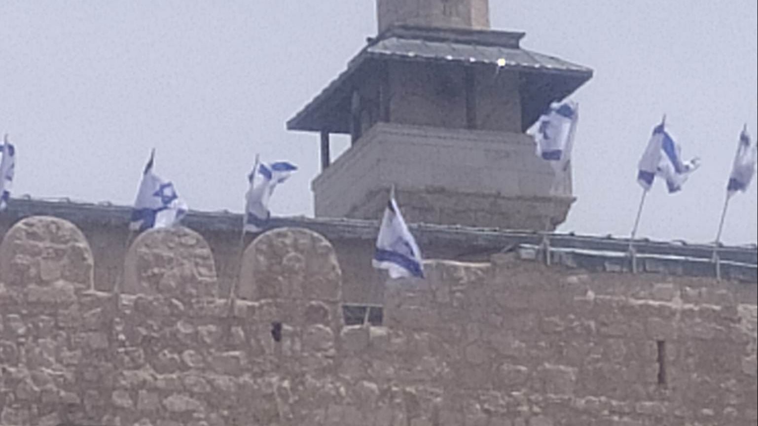 رفع علم الاحتلال على جدران الحرم الابراهيمي