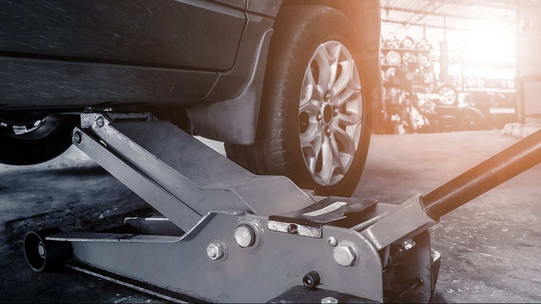 تغير الإطار التالف بالسيارة 