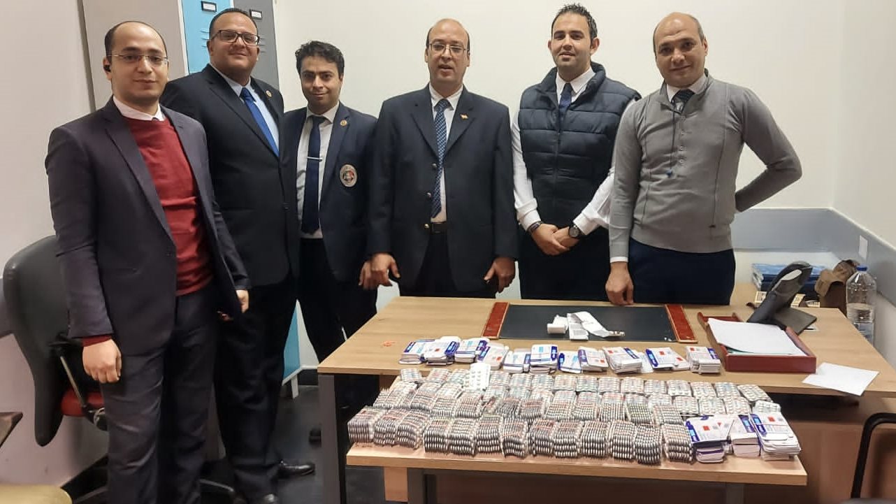رجال الجمارك بمطار القاهرة