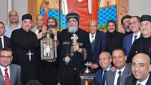 قداسة البابا تواضروس الثاني يتسلم النور المقدس  قداسة البابا تواضروس الثاني يتسلم النور المقدس