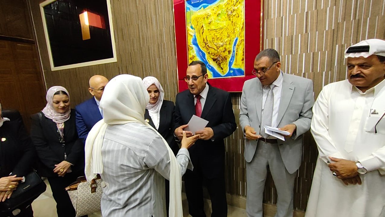تسليم الأهالي رخص مباني بالعريش