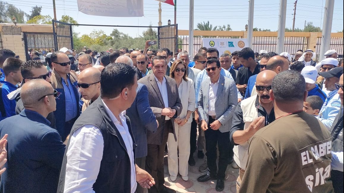 وزير الشباب والرياضة في زيارة لقرية الروضة 