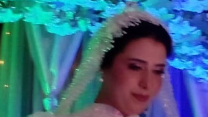 الفتاة العروس في ليلة زفافها 