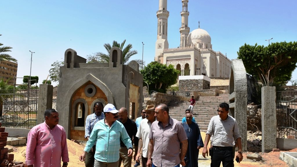 محافظ أسوان يتفقد مشروع تطوير منطقة الطابية التاريخية  