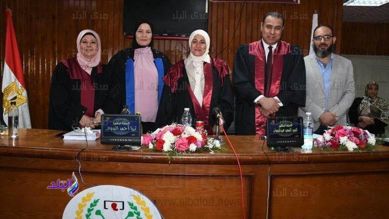 الباحثة وسط لجنة الحكم والمناقشة 