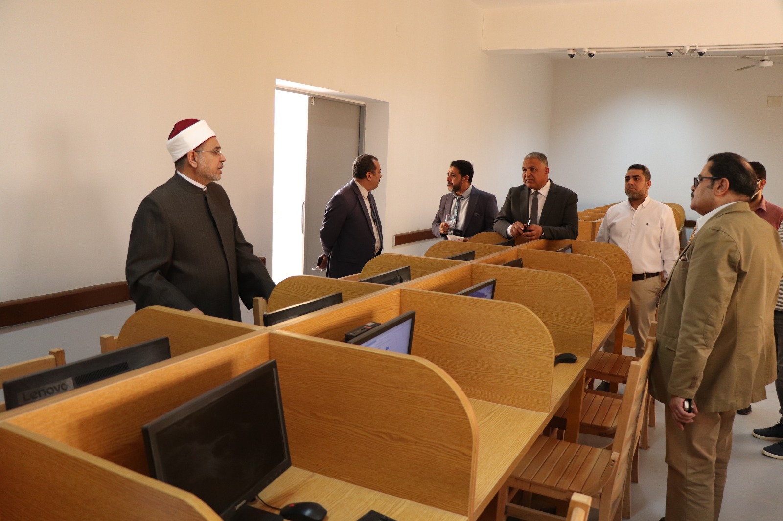 معامل الاختبارات الإلكترونية