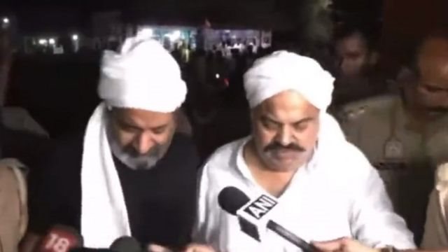 عتيق أحمد وشقيقه قبل لحظات من قتلهما