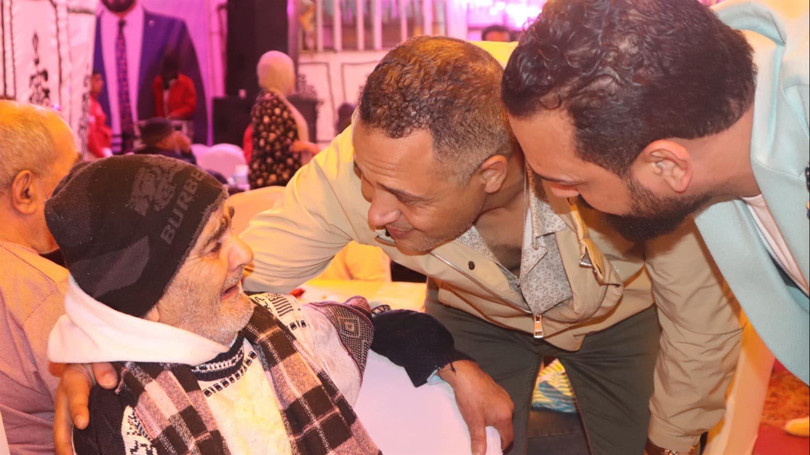 مصطفى درويش مع رجل مسن - حفل إفطار مؤسسة معا لإنقاذ إنسان