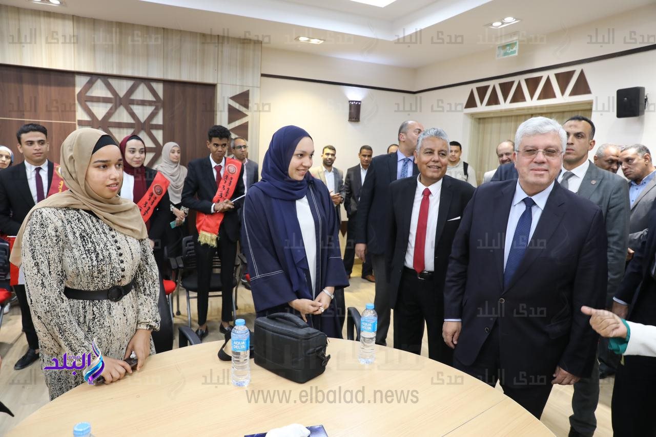 وزير التعليم العالي والبحث العلمي خلال زيارته لجامعة جنوب الوادي2