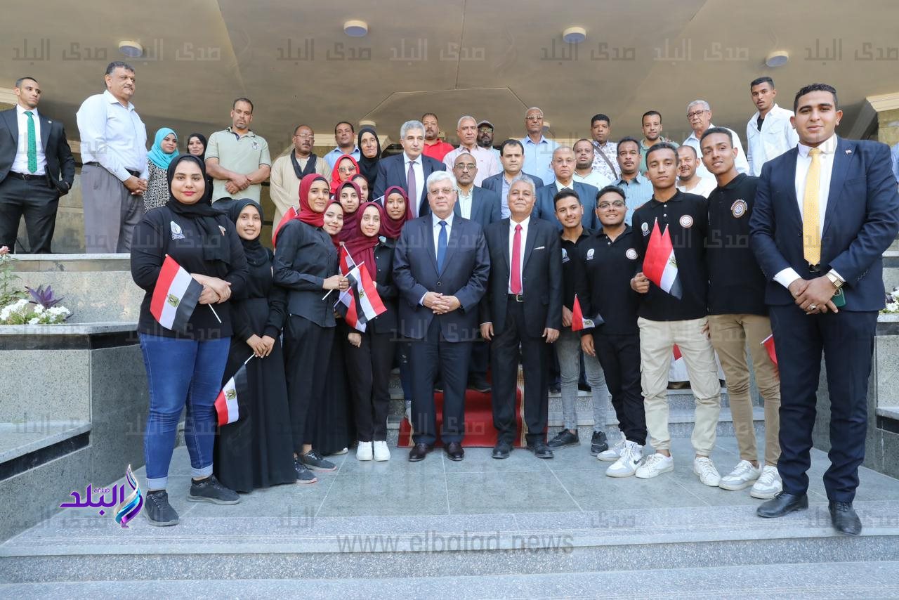 وزير التعليم العالي والبحث العلمي خلال زيارته لجامعة جنوب الوادي1