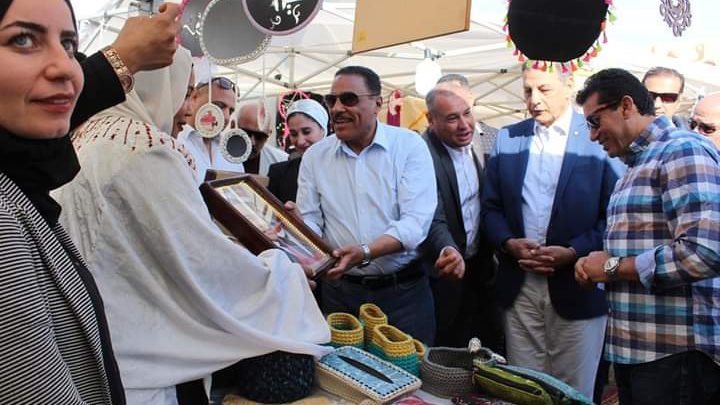 وزير الشباب والرياضة  خلال تفقد المعرض 