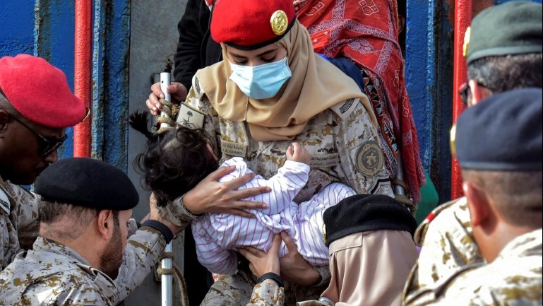 خلال استقبال القادمين من السودان