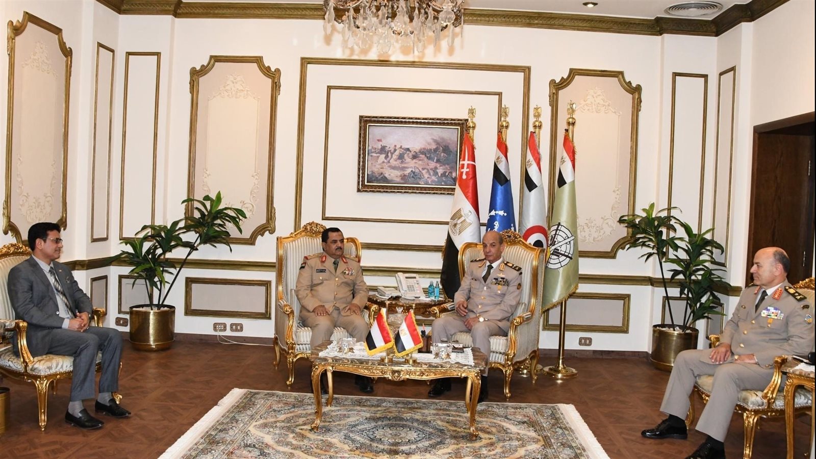 وزير الدفاع يبحث التعاون العسكري مع نظيره اليمني