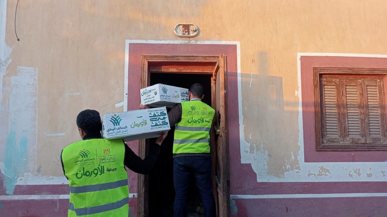 شباب جمعة الاورمان  بالفيوم أثناء التوزيع