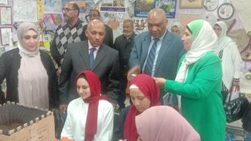 تعليم مطروح يتفقد معرض الانشطة الطلابية