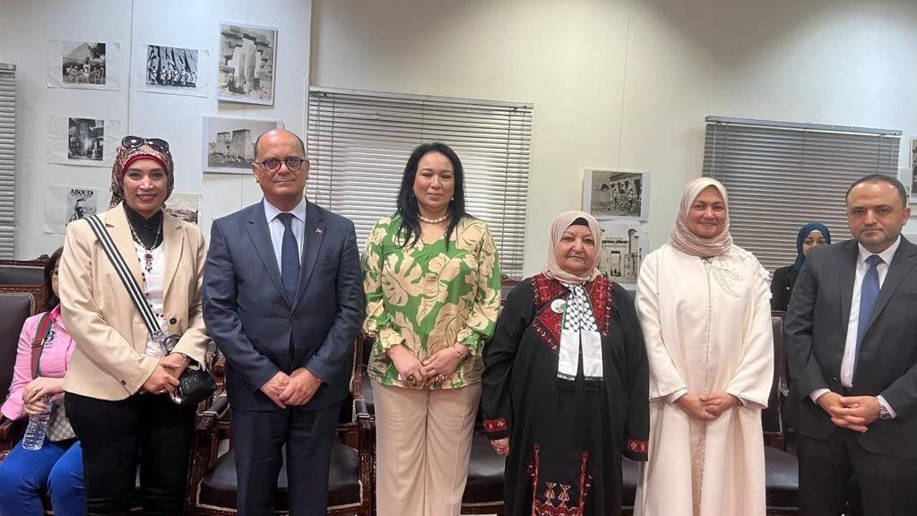أم ناصر حميد تُقلد وسام المرأة المثالية