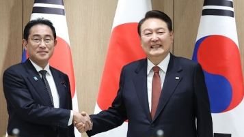 الرئيس الكوري الجنوبي ورئيس ىالوزراء الياباني