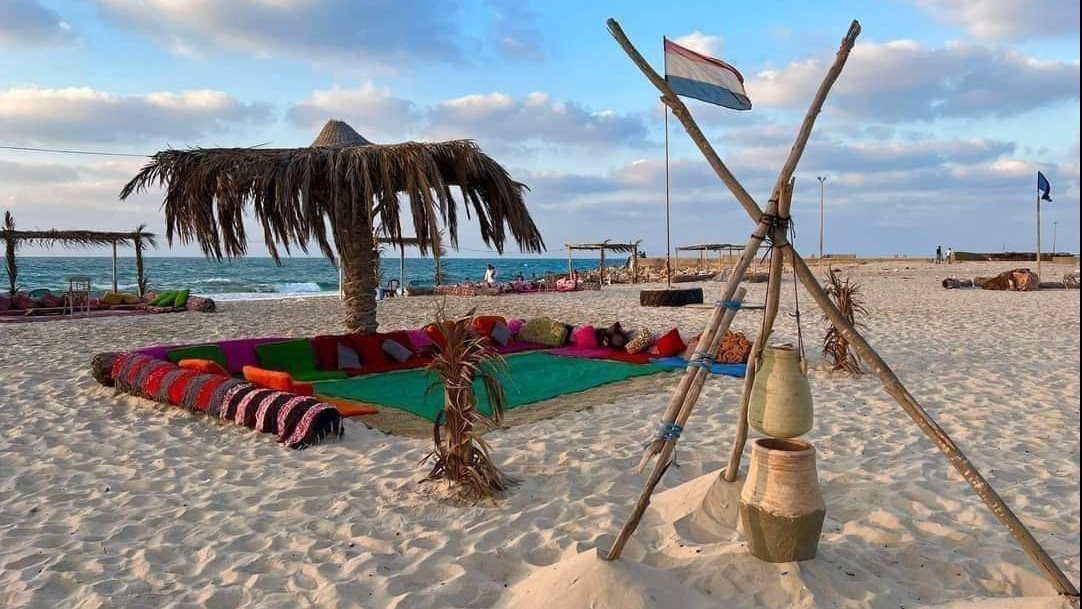 استعدادات المواطنين لتجهيز الشاطيء لاستقبال المصطافين 