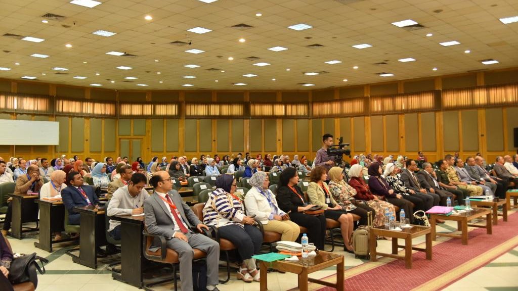 الجلسة الافتتاحية للمؤتمر بجامعة أسيوط 