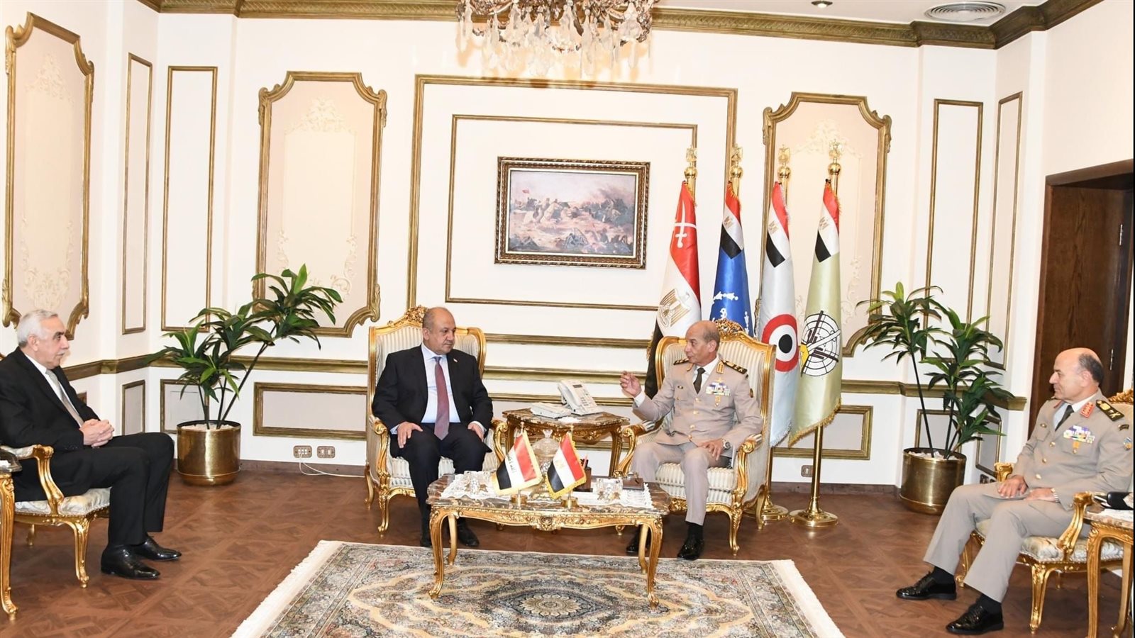 وزير الدفاع يلتقى نظيره العراقي لبحث التعاون العسكري المشترك