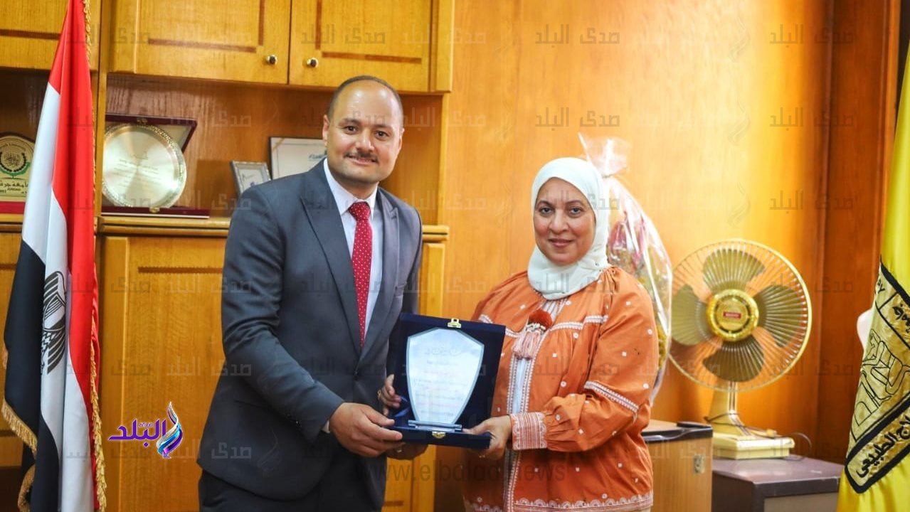 عميد كلية علاج طبيعي مع الصحفي أحمد زهران